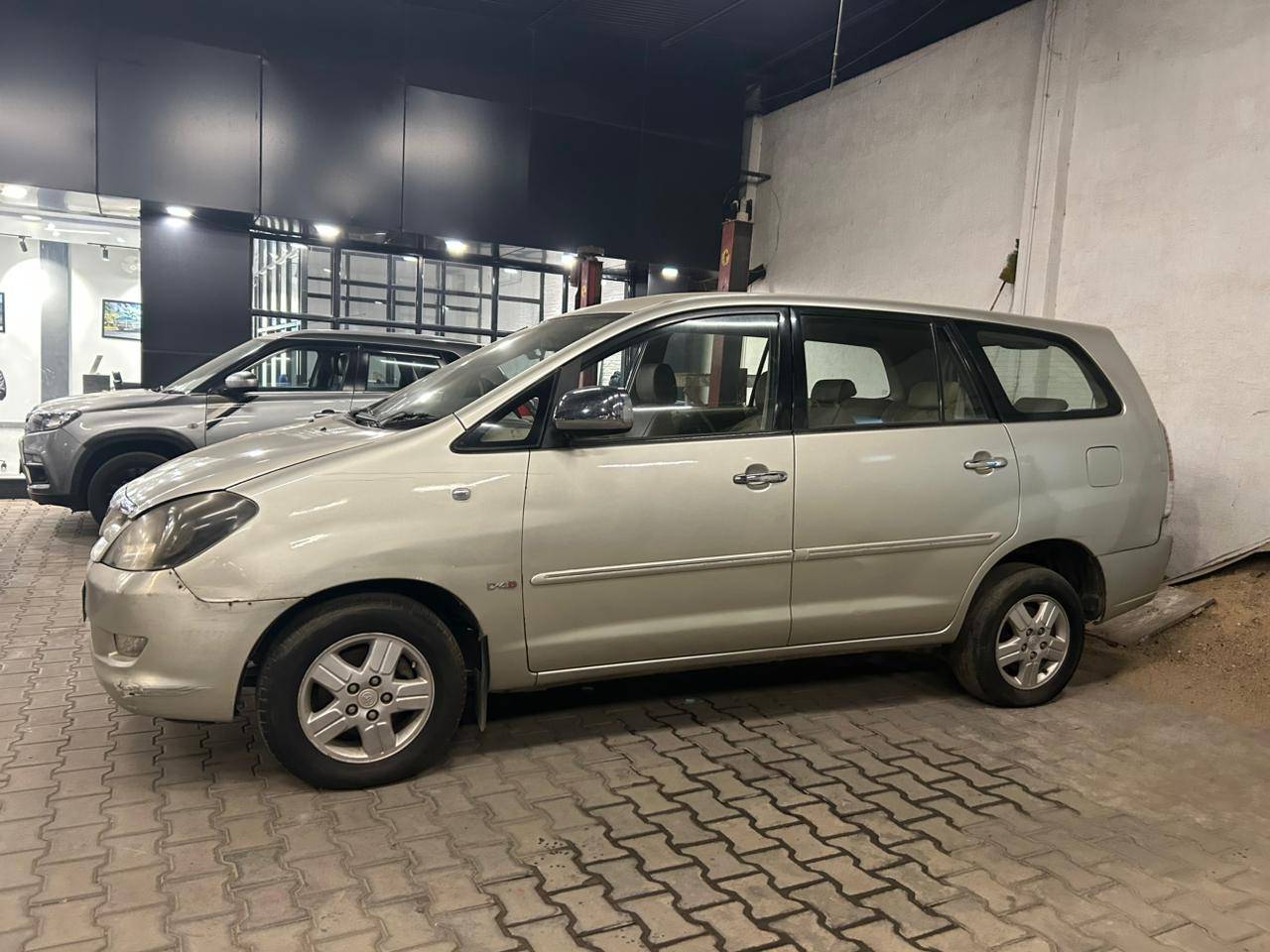 Toyota Innova - View 3