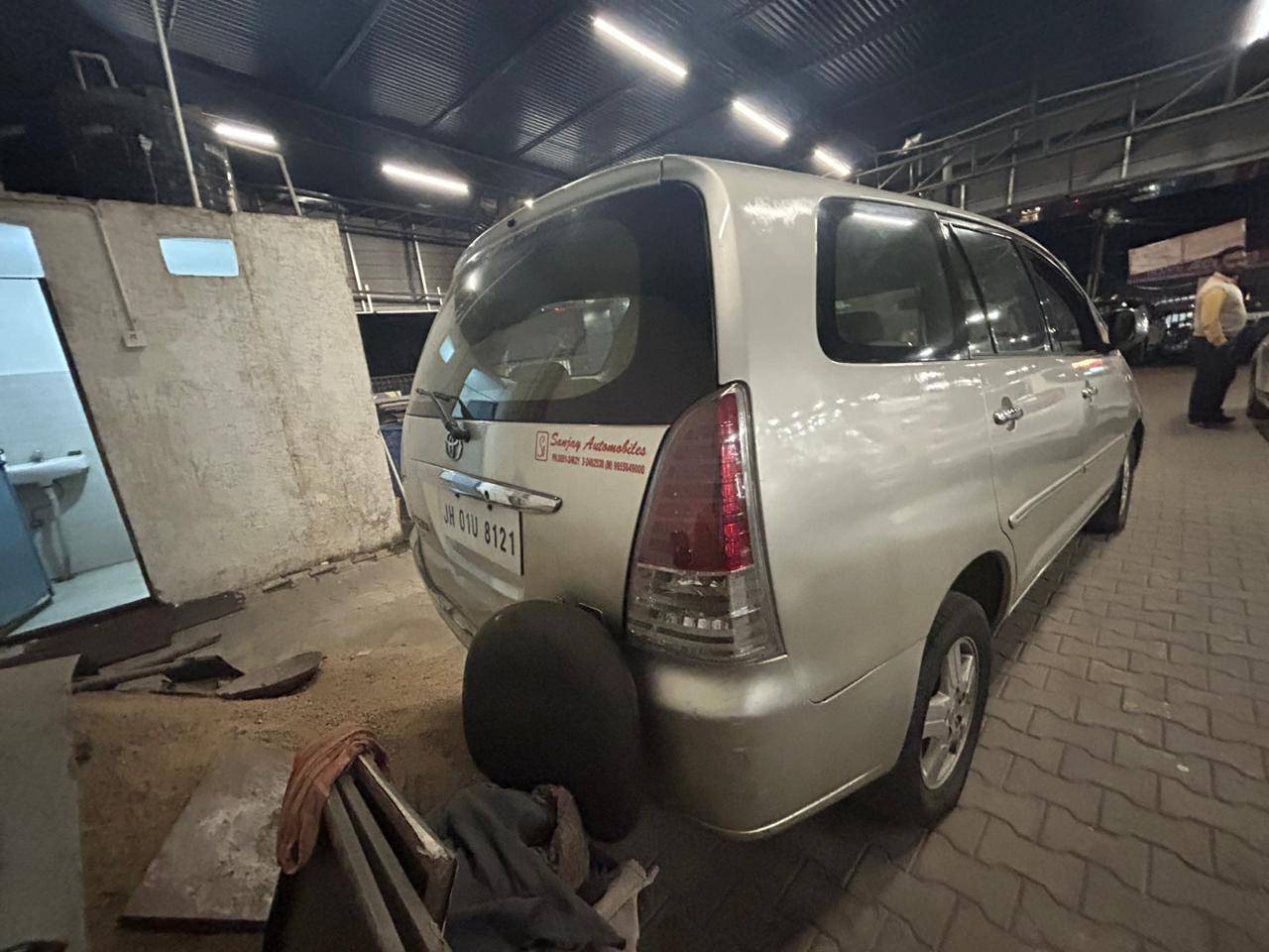 Toyota Innova - View 4