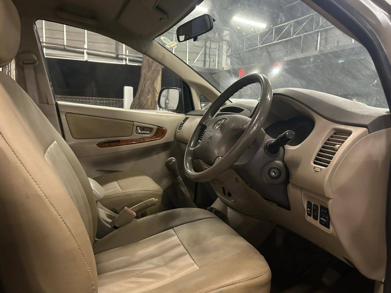 Toyota Innova - View 5