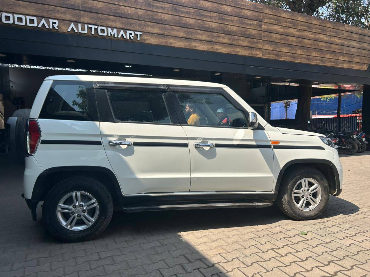 Mahindra Bolero - View 2