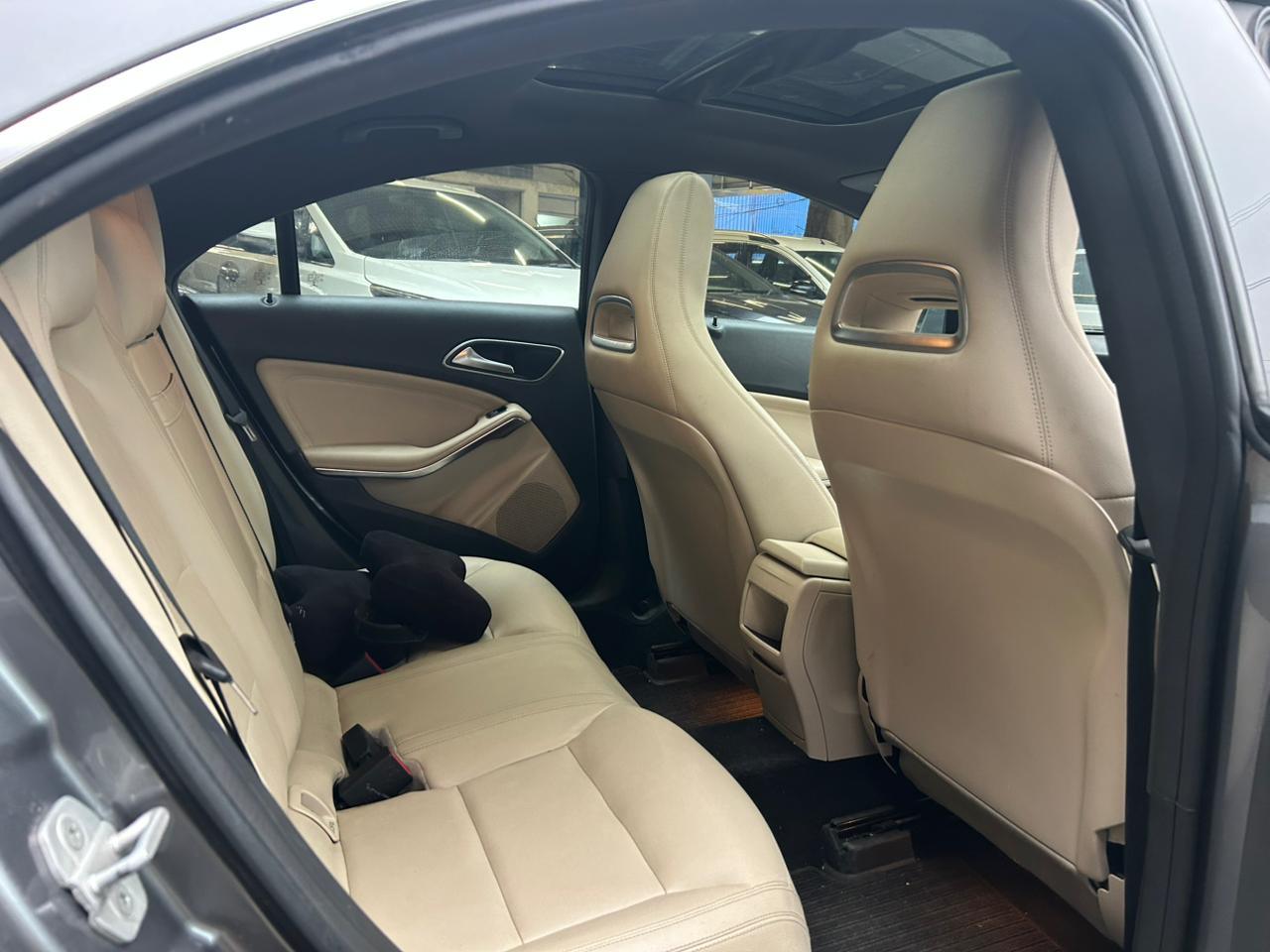 Mercedes Benz - View 6