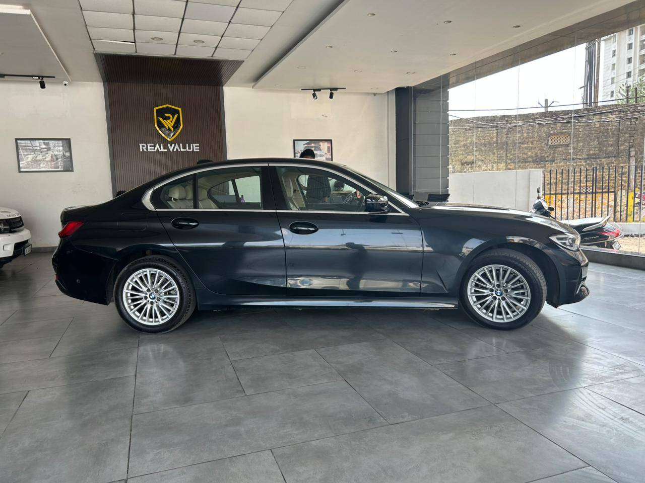 BMW 320D - View 2