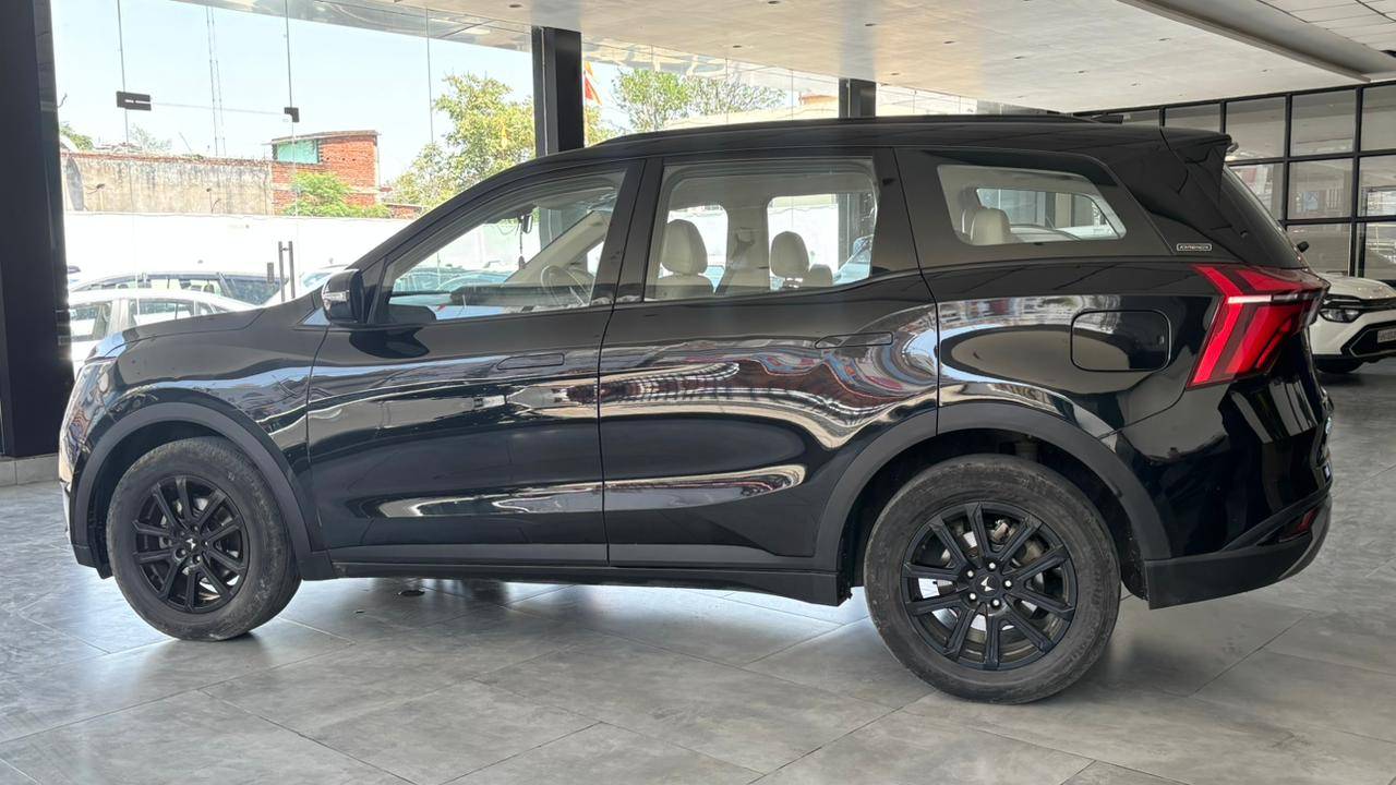 MAHINDRA XUV 700 - View 3