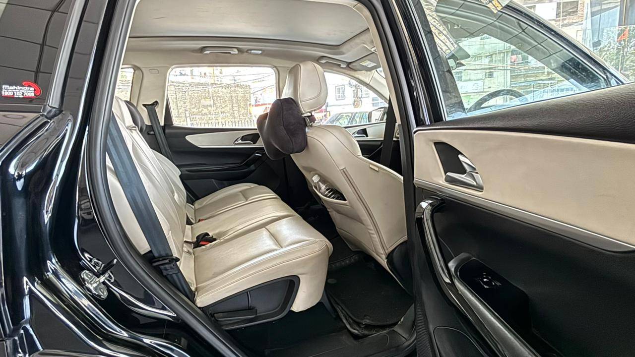 MAHINDRA XUV 700 - View 8