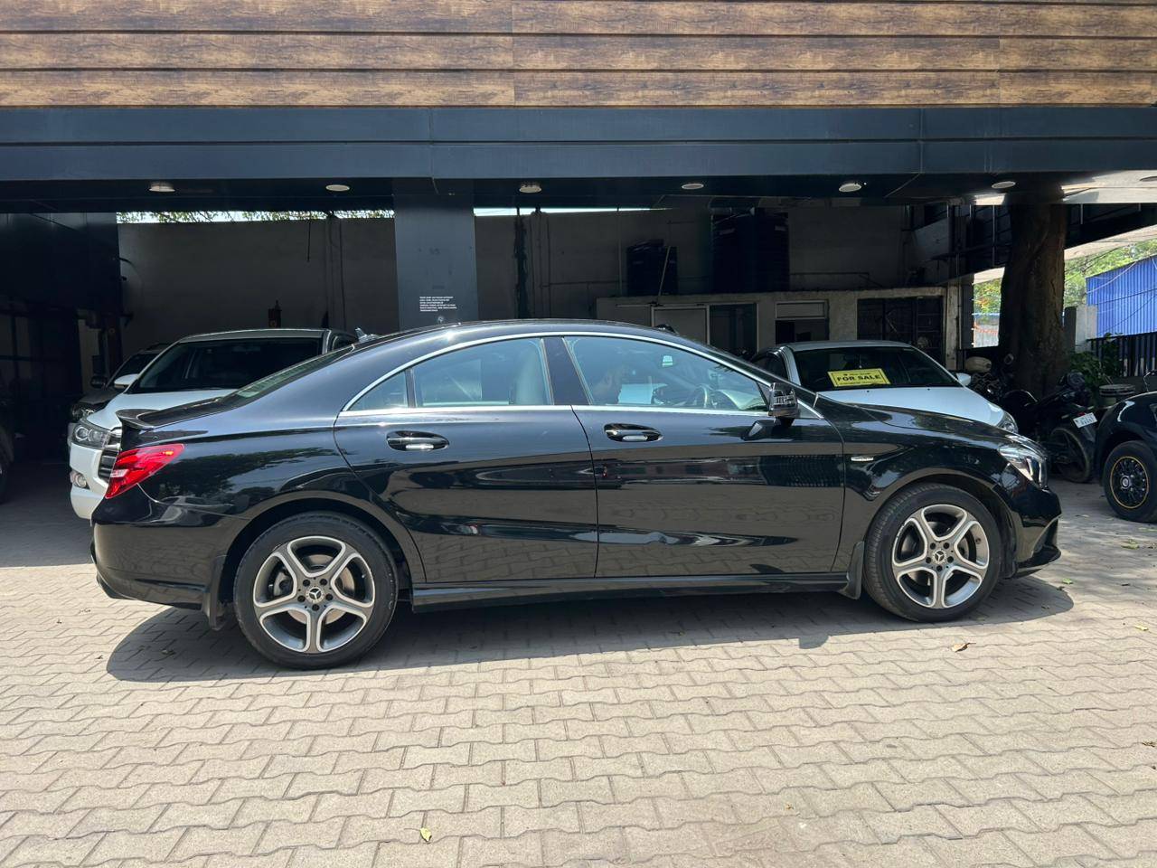 MERCEDES BENZ - View 2