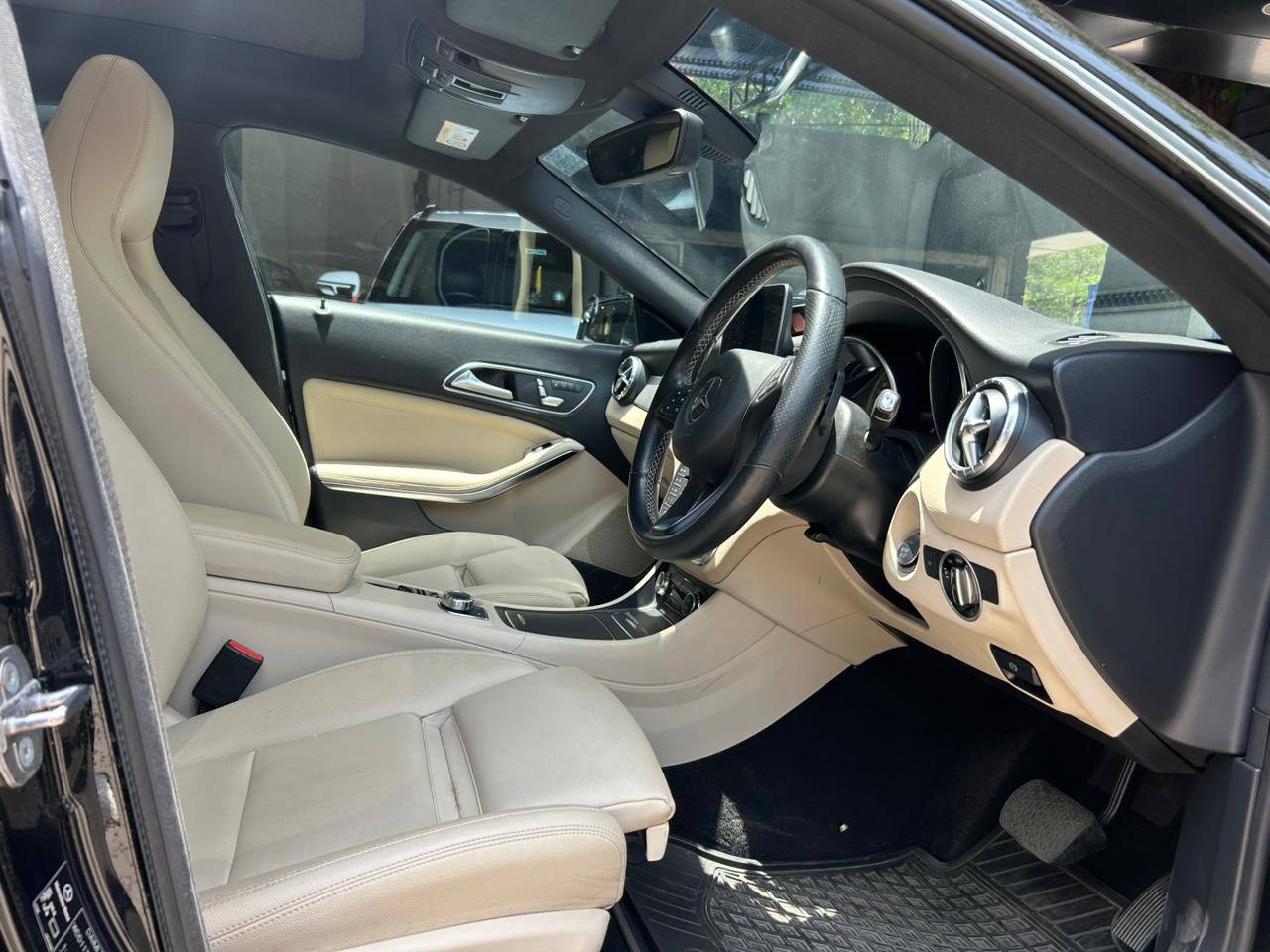 MERCEDES BENZ - View 7