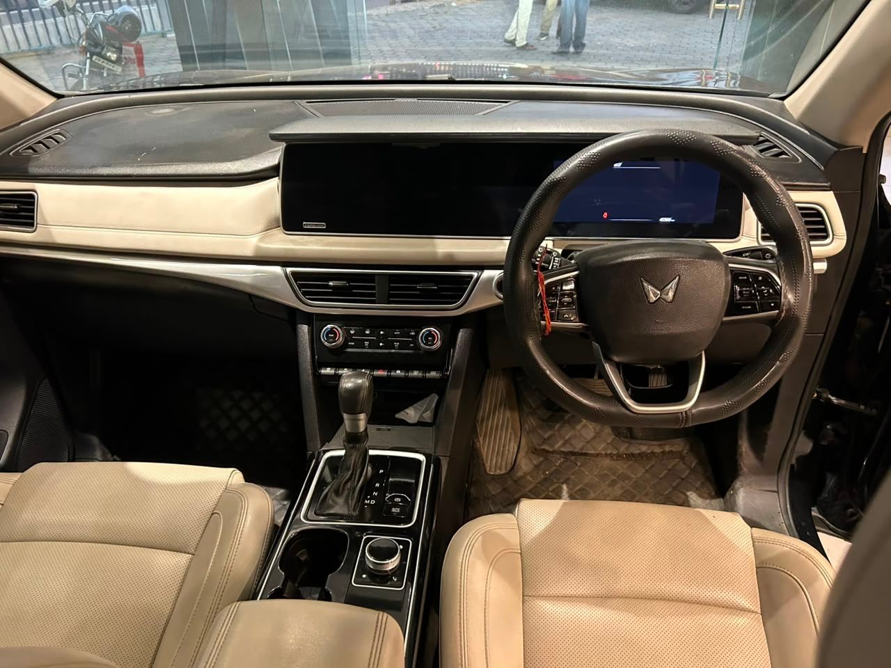 MAHINDRA XUV 700 - View 6