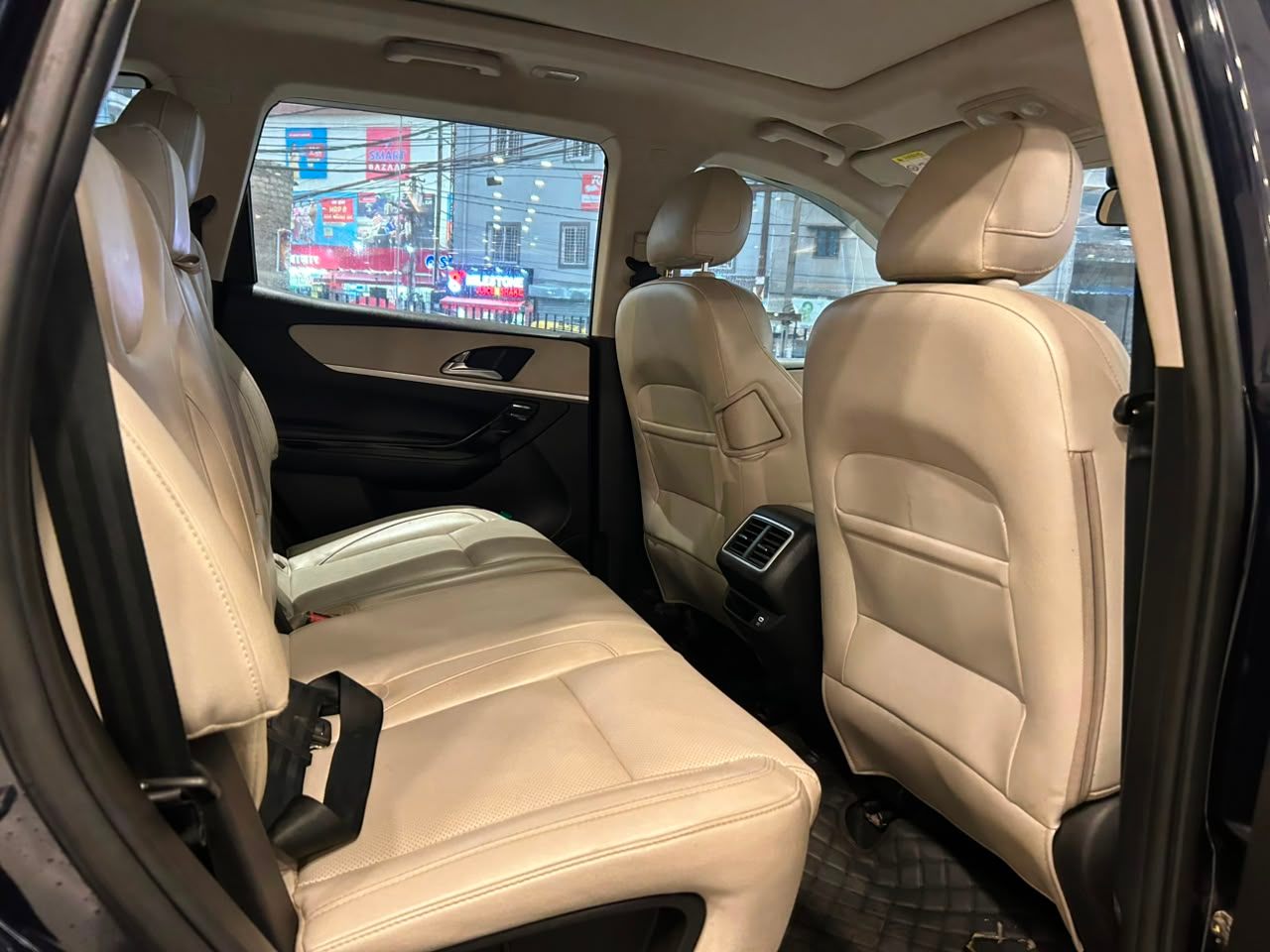 MAHINDRA XUV 700 - View 8