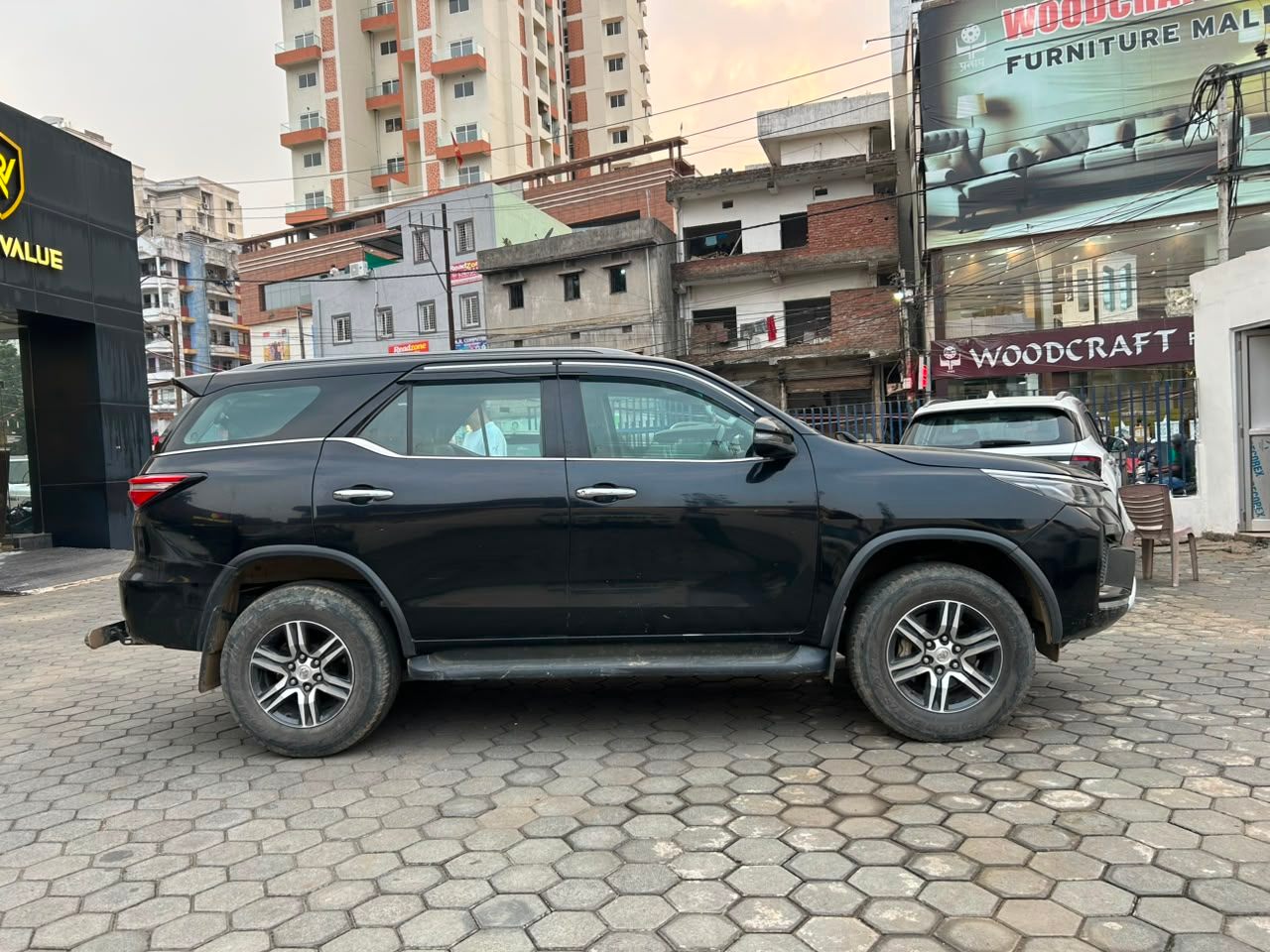 Toyota Fortuner - View 2