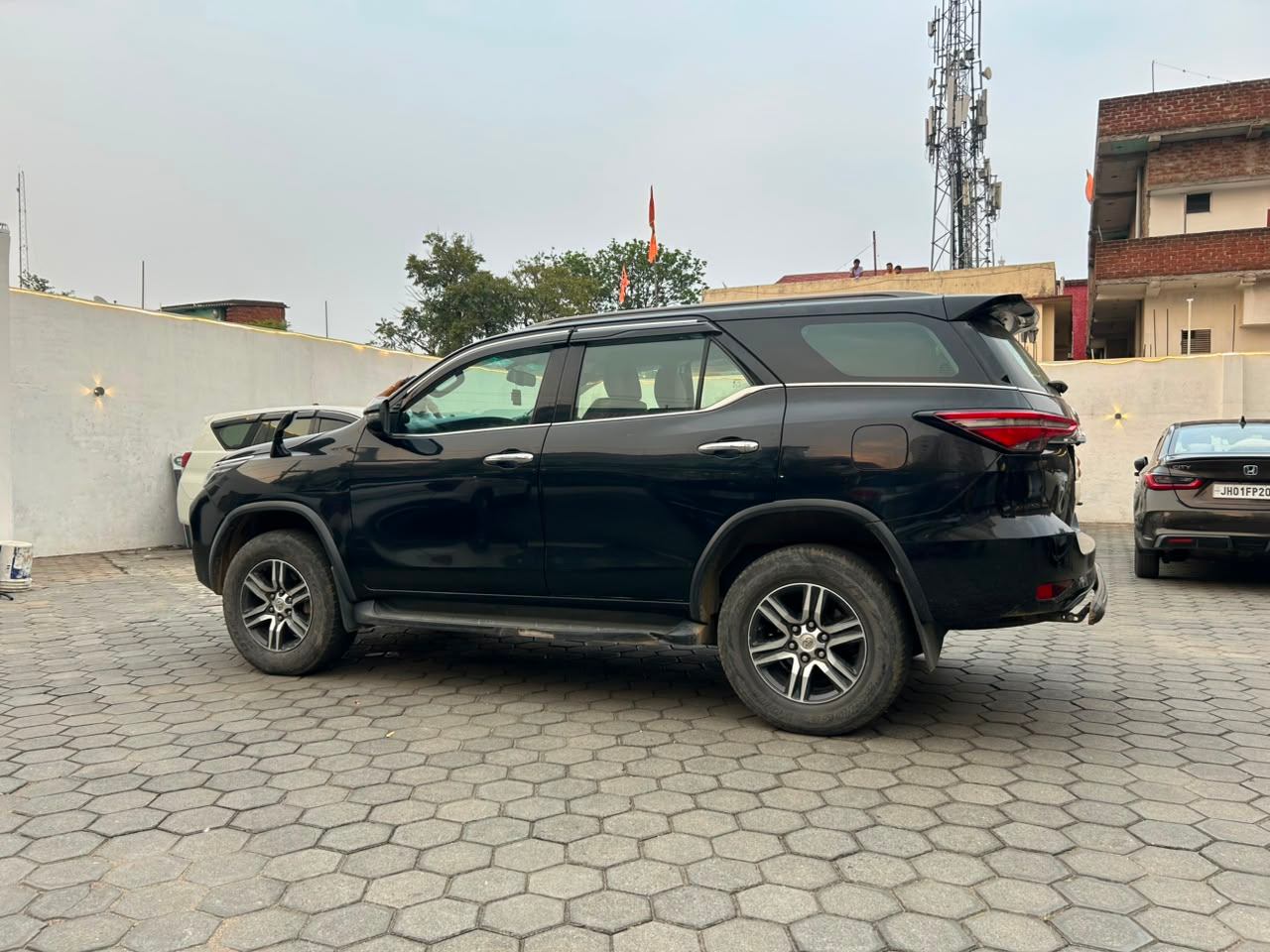 Toyota Fortuner - View 3