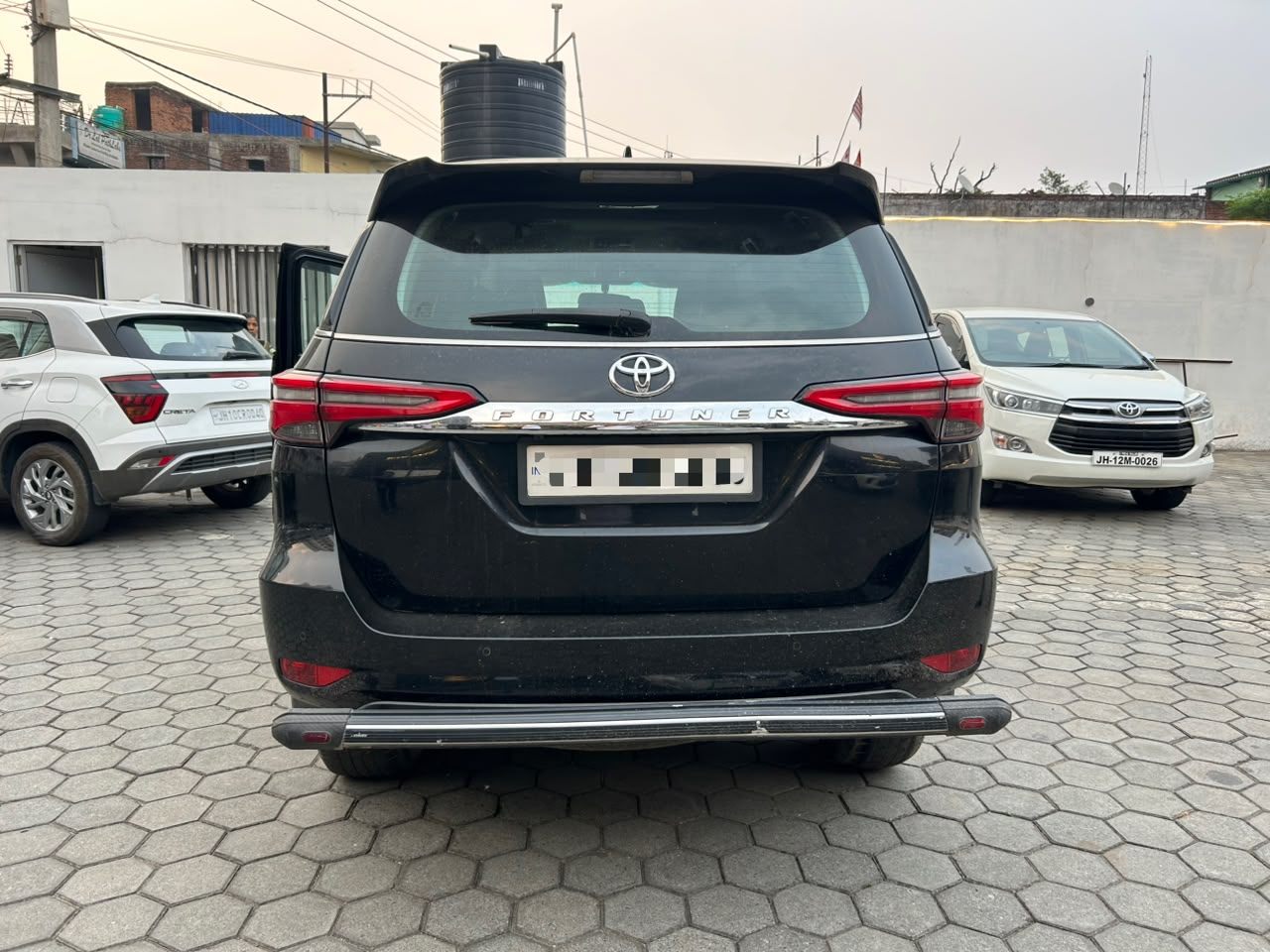 Toyota Fortuner - View 4