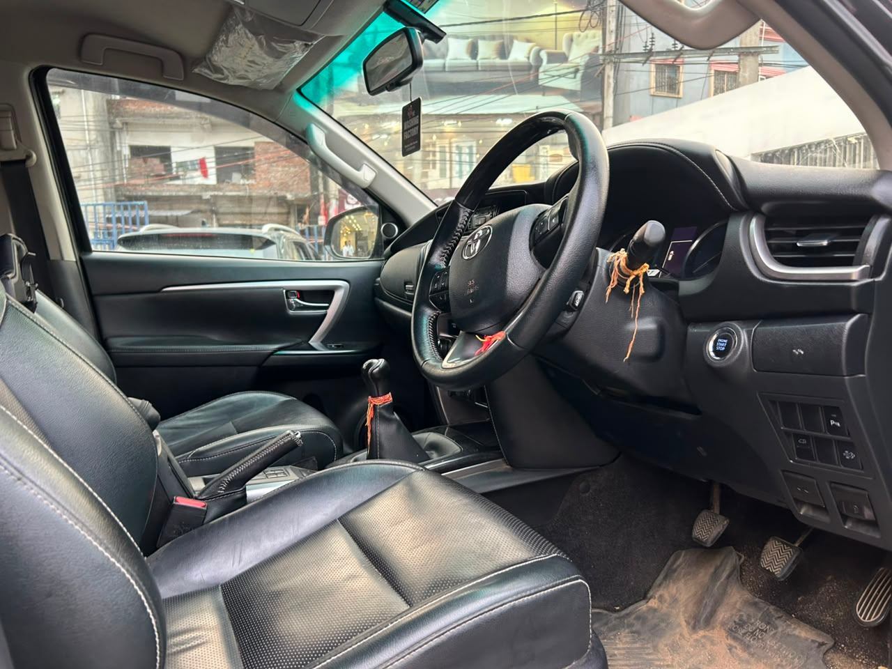 Toyota Fortuner - View 5