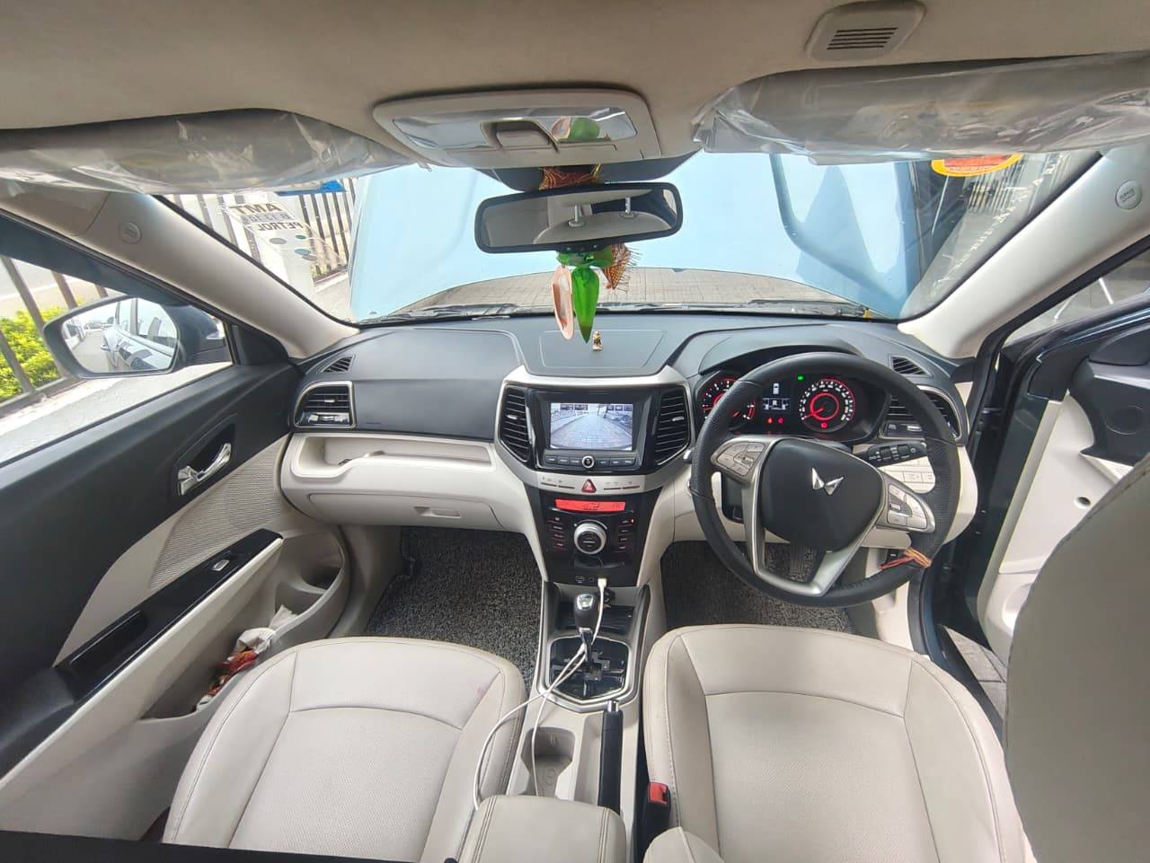 Mahindra XUV300 - Photo 4