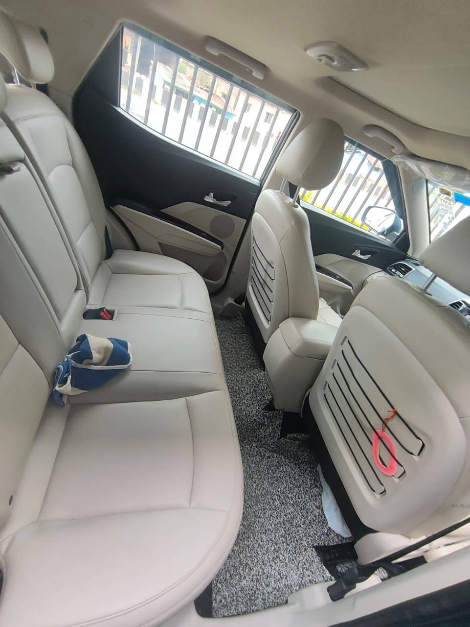 Mahindra XUV300 - Photo 8