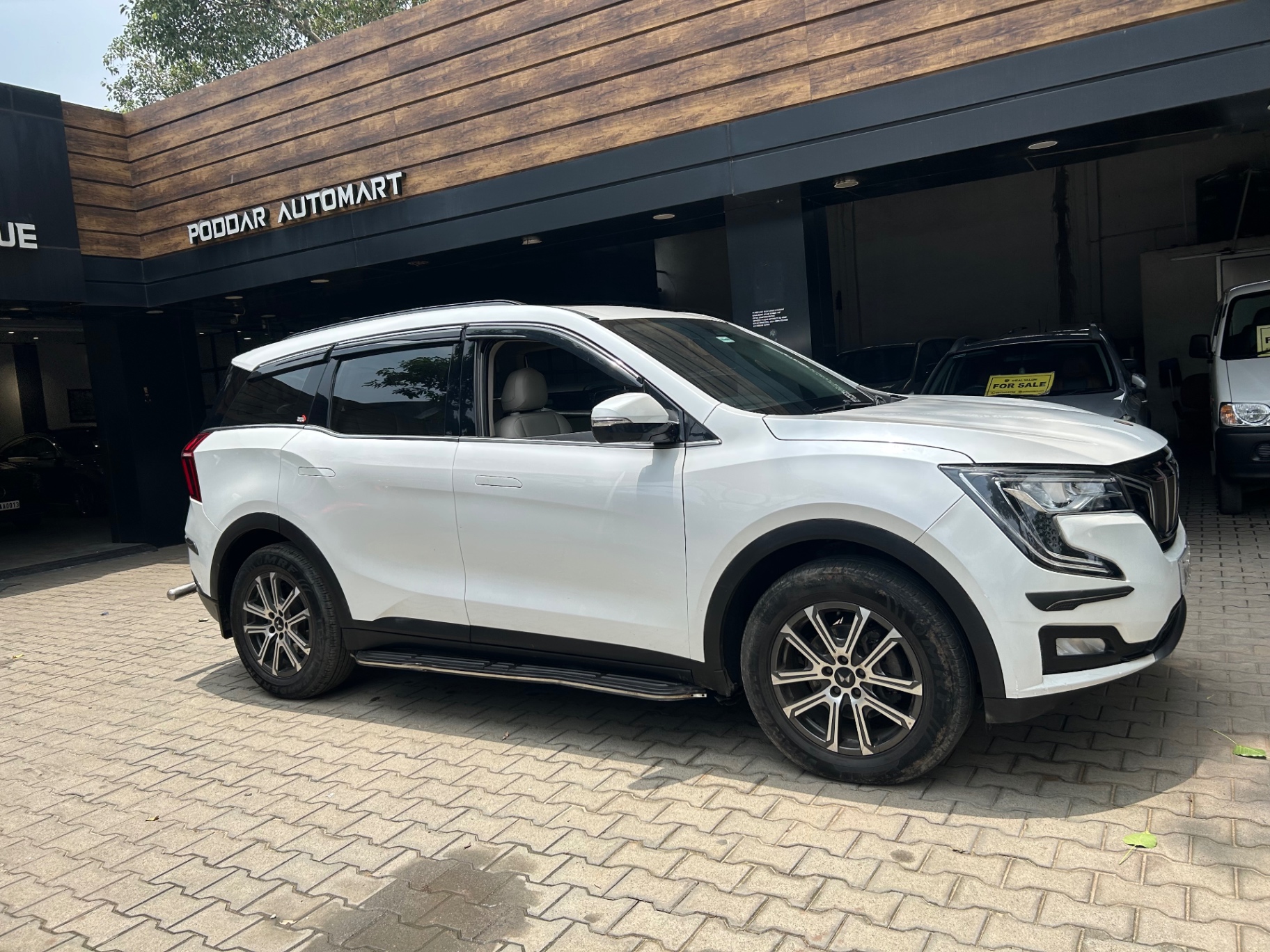 Mahindra XUV700 - View 2