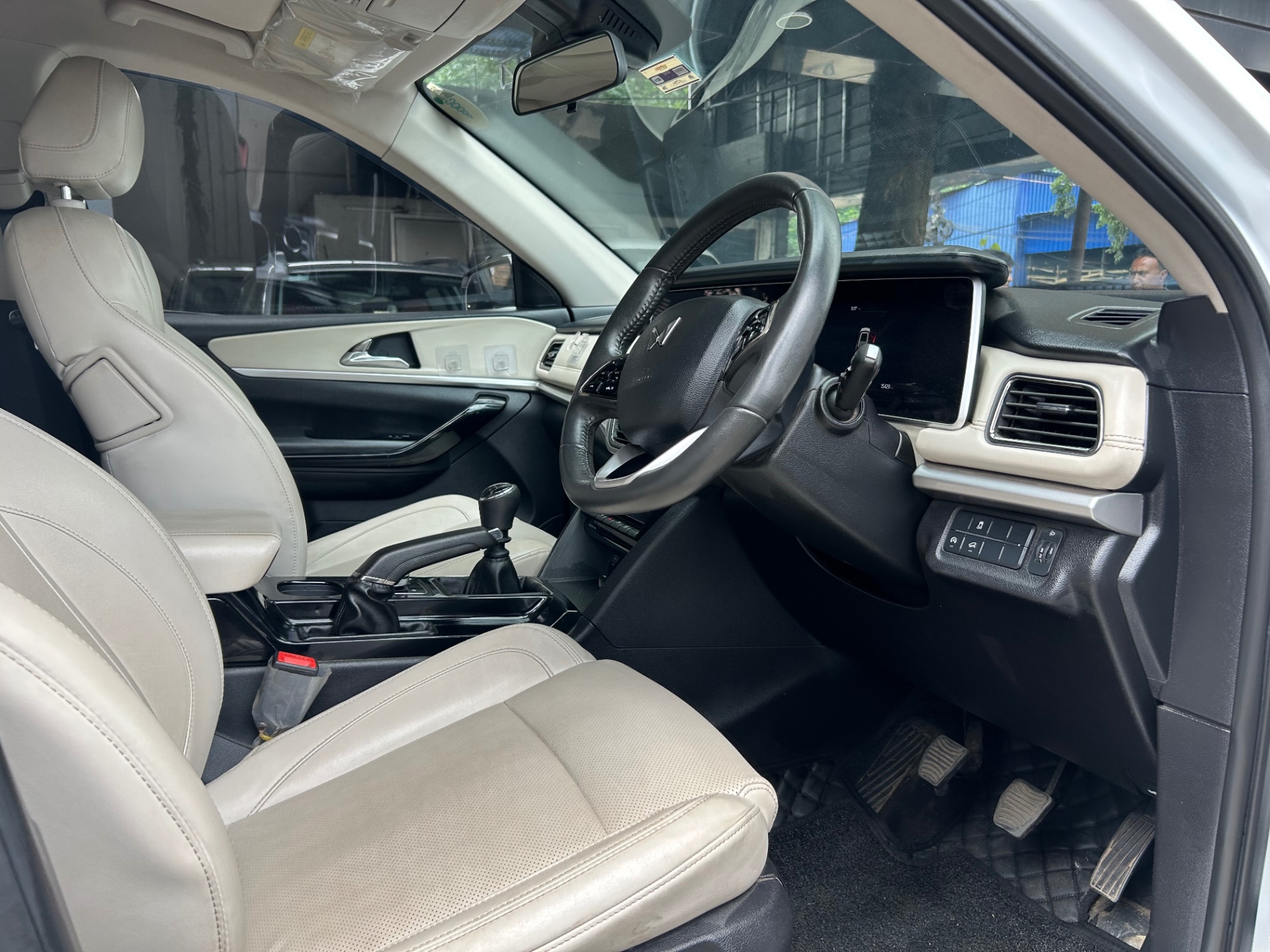 Mahindra XUV700 - View 5