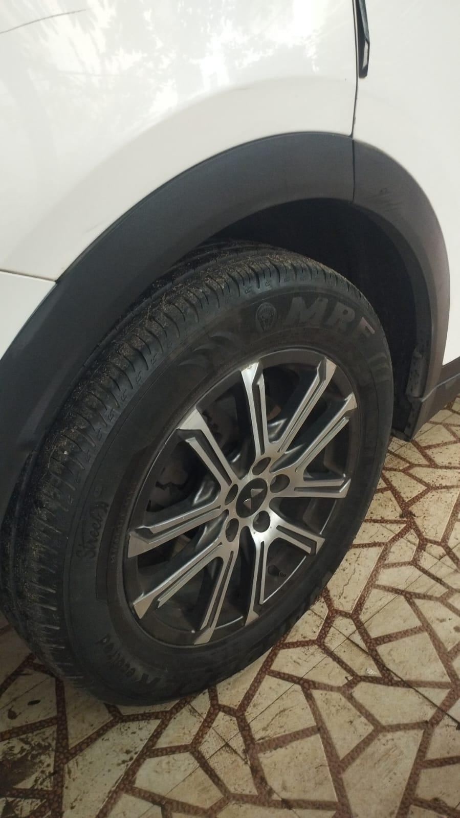 Mahindra XUV700 - Photo 5