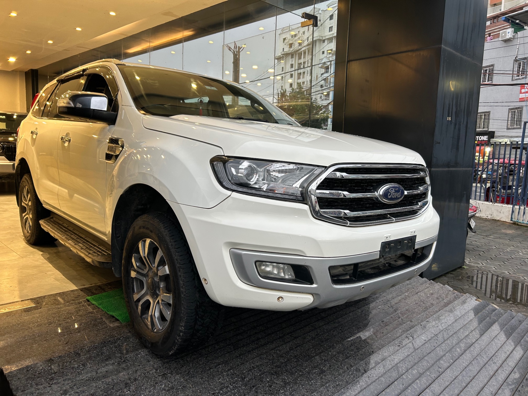 Ford Endeavour - View 2