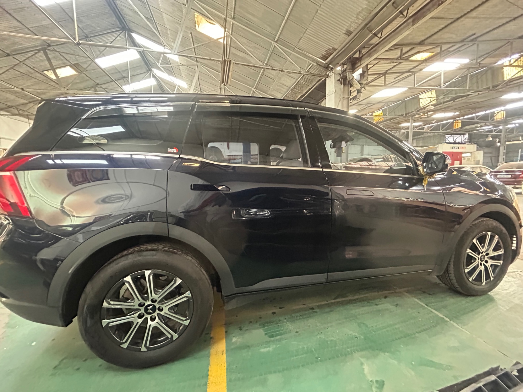 Mahindra XUV700 - View 3