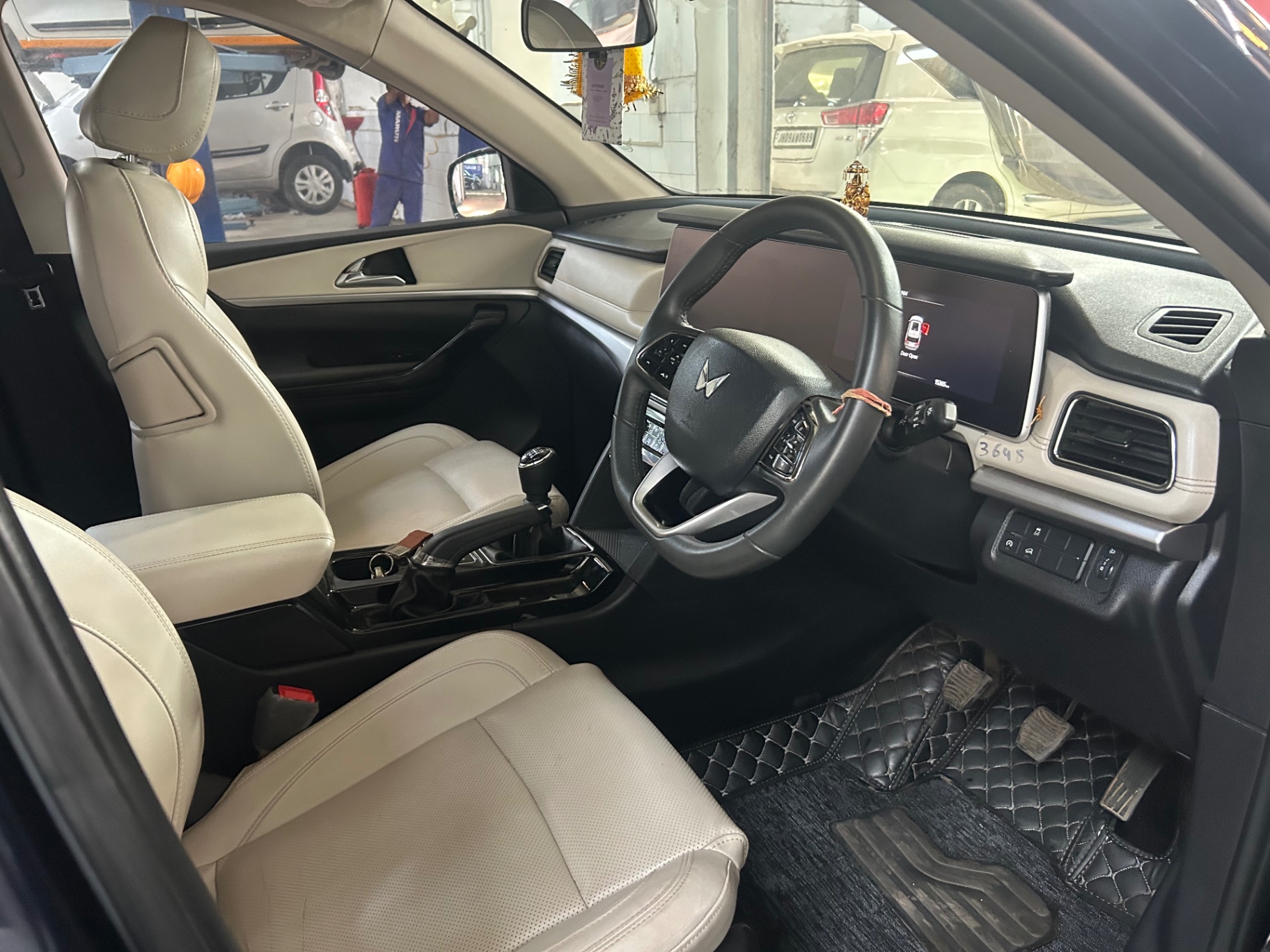 Mahindra XUV700 - View 5